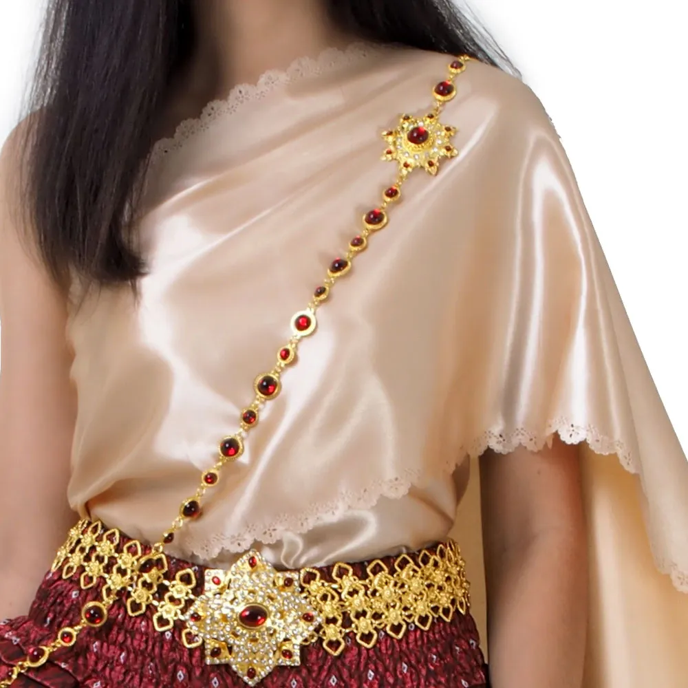 Elegant Chut Thai Women’s Costume Timeless Tradition