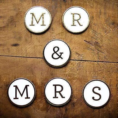 "Mr & Mrs" Cardboard Letter Medallions (Pack of 1)